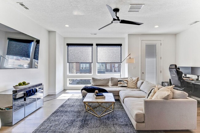 Building Photo - Beautiful Townhome in Daybreak