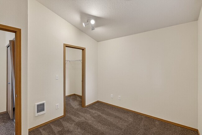 Building Photo - 4837 NE 102nd Ave