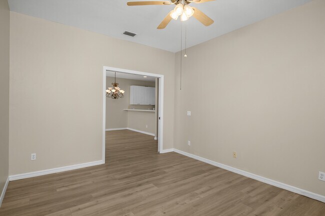 Building Photo - 2056 Crestview Way