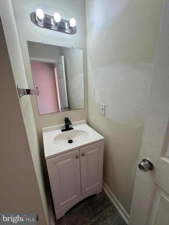 Building Photo - 6007 Rose Bay Dr