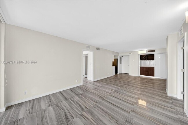 Building Photo - 3401 N Country Club Dr