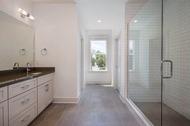 Building Photo - 900 Meridian St