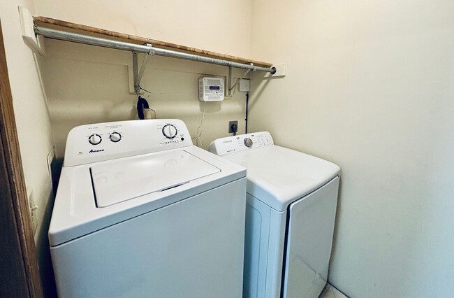 Building Photo - 4 Bed 2 Bath Centrally Located - Pre Leasi...