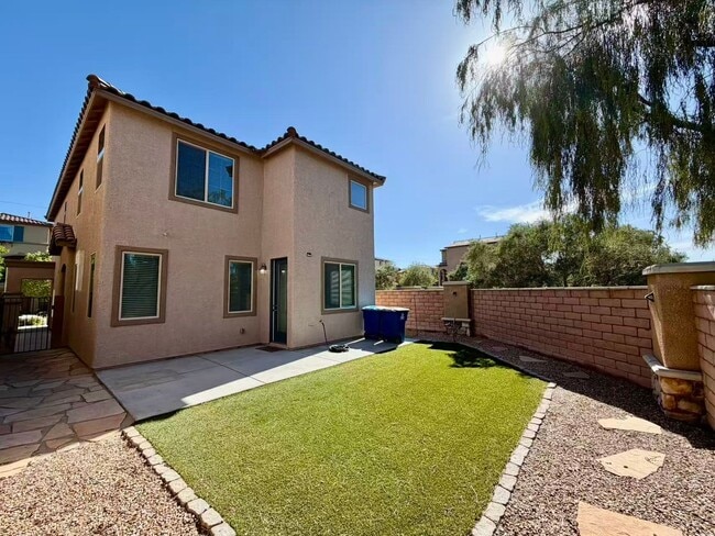 Building Photo - Fantastic two story single family house