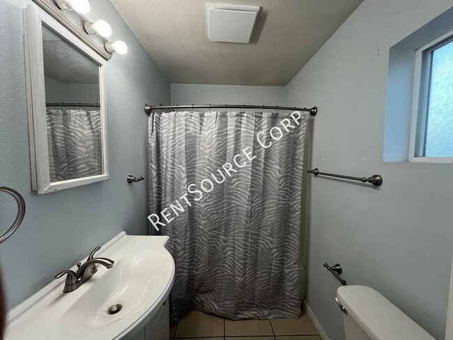 Building Photo - 1040-1042 Flora St