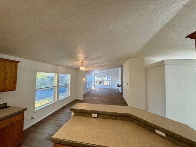 Building Photo - Remodeled Home on 1/2 Acre
