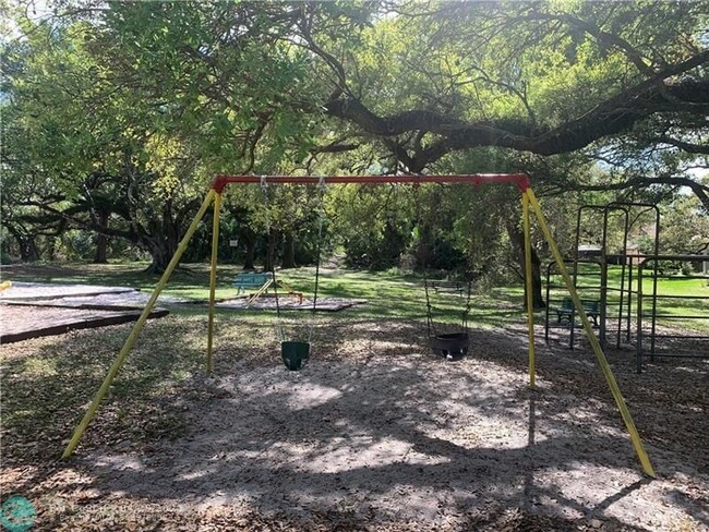 Building Photo - 9470 Live Oak Pl