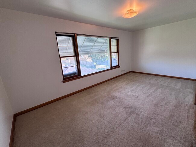 Building Photo - 10315 Chaucer St