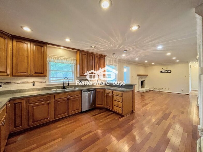 Building Photo - 3305 Camellia Dr