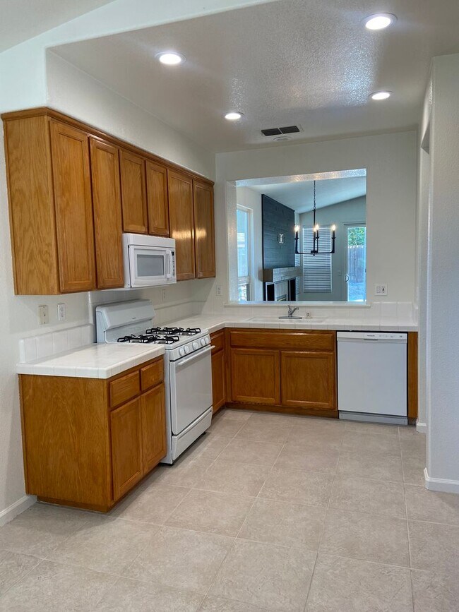 Building Photo - East Roseville - Near Olympus Point - 3 Bdrm, 2 Bath