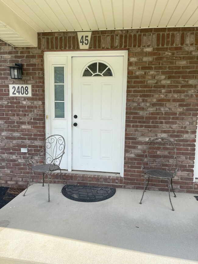 Building Photo - Sublease 6/1/25- 10/31/25