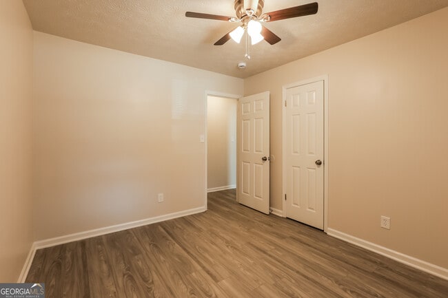 Building Photo - 9319 Forest Knoll Dr