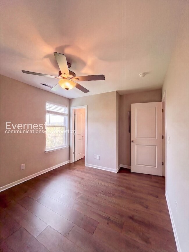 Building Photo - 215 Tara Ct