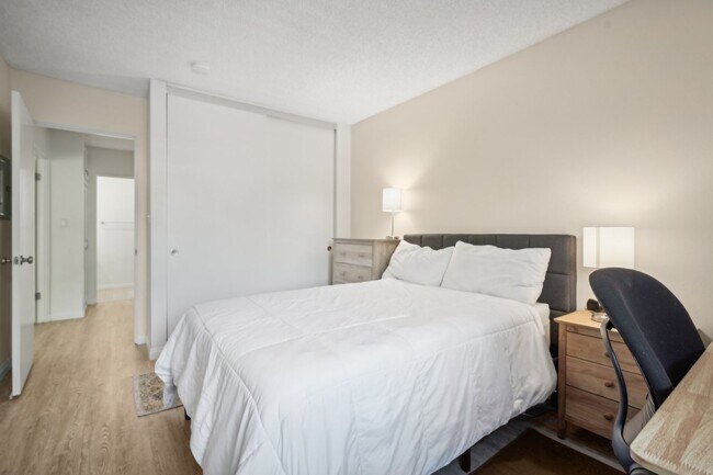 Building Photo - Upstairs Bright 2 bedroom Condo