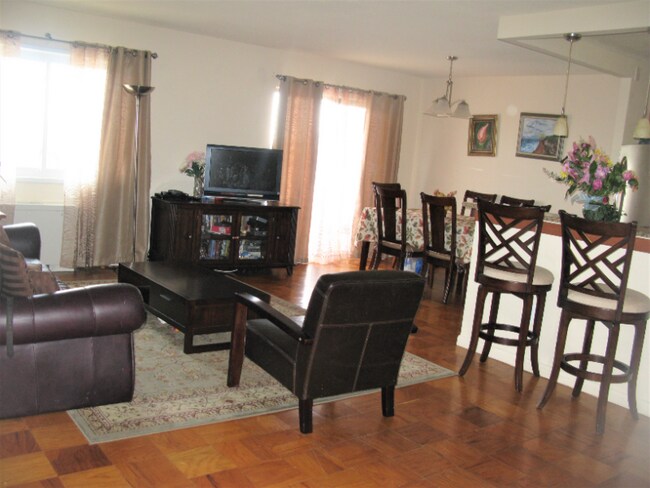 Building Photo - 1121 University Blvd W