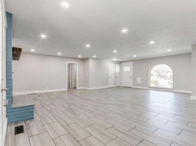 Building Photo - 7008 Comanche Ave
