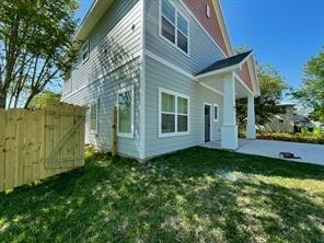 Building Photo - 605 Center St