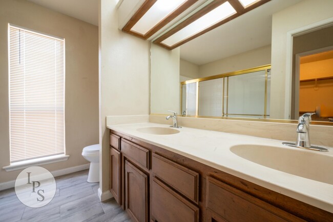 Building Photo - Fresno North West Fig Garden Loop Home, 3B...
