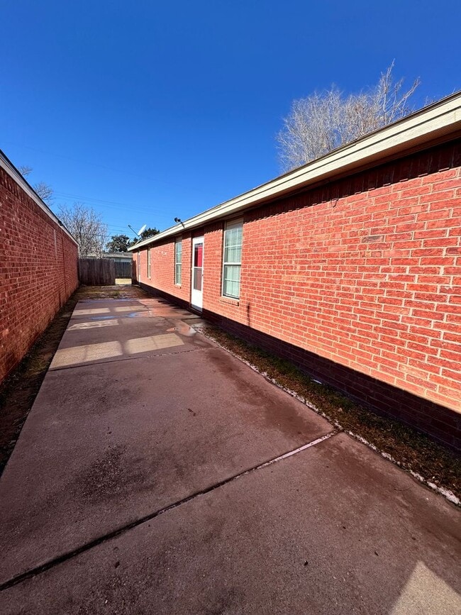 Building Photo - 4 Bedrooms at an Amazing Price!