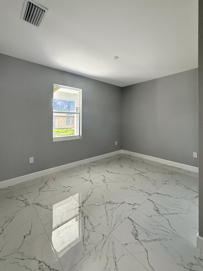 Building Photo - 5325 27th St SW