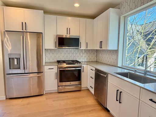 Building Photo - Luxury Sunset Hill Townhome w/ Water View! Available Now!