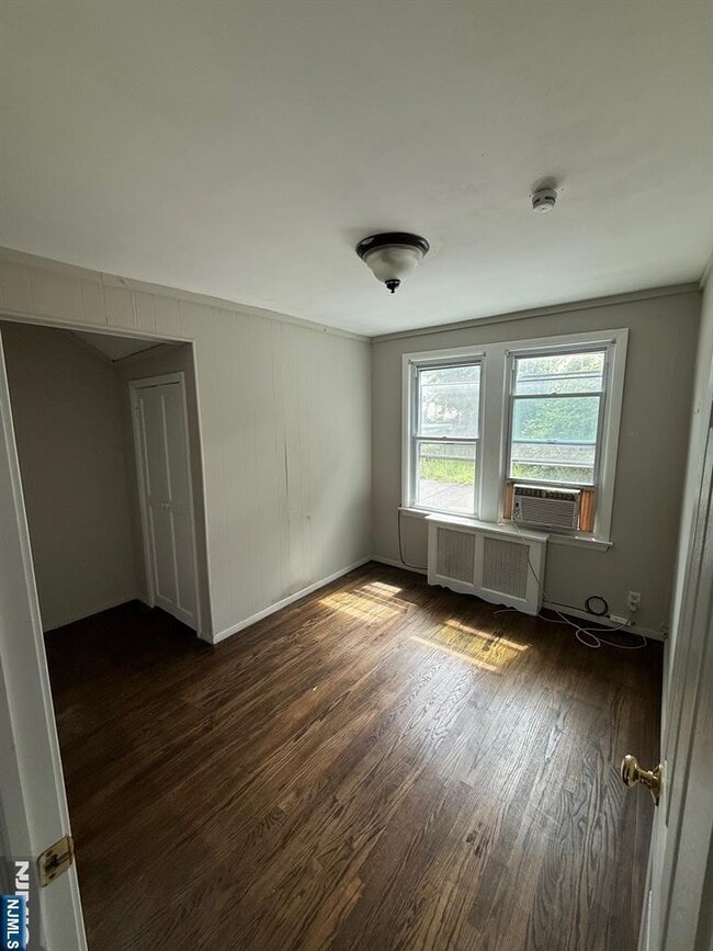 Building Photo - 581 S Broad St