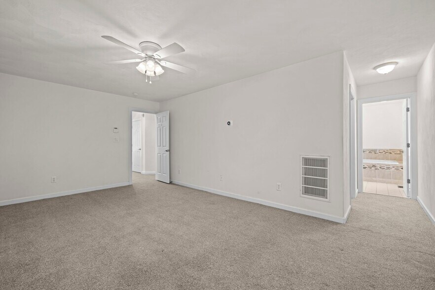 Building Photo - 208 56th St