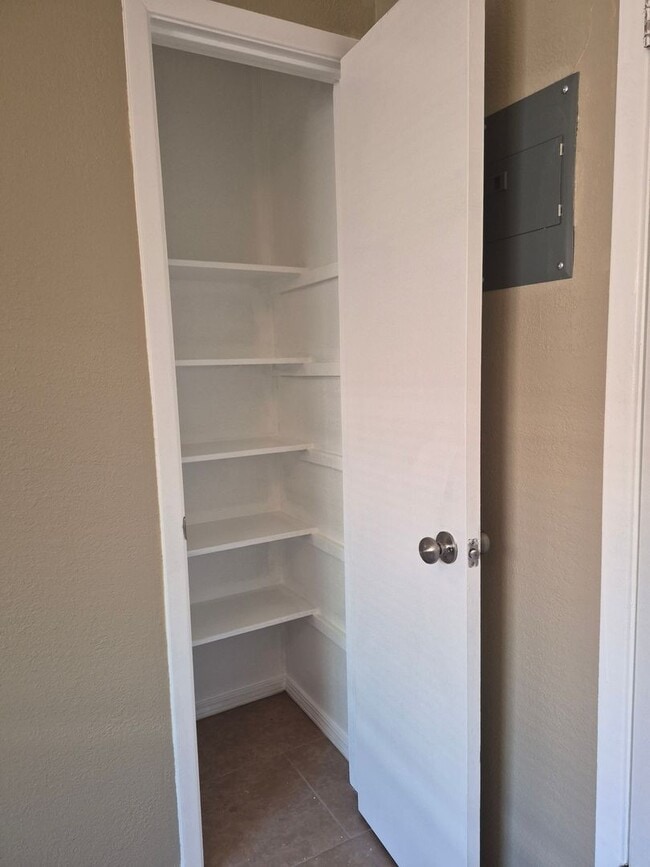 Building Photo - One Bedroom Apartment