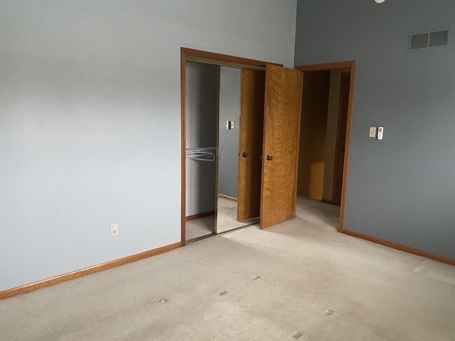 Building Photo - 1325 W 75th Pl