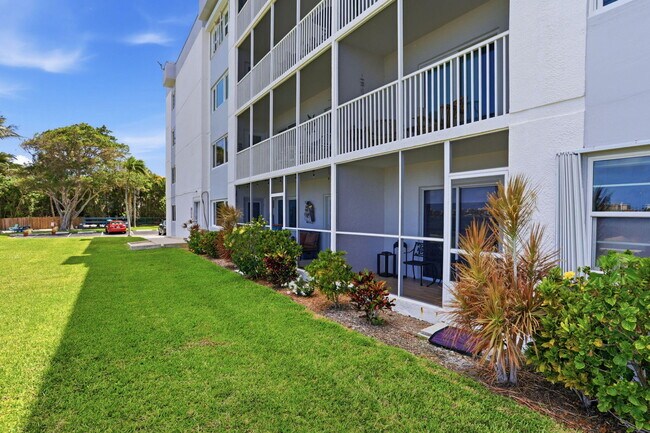 Building Photo - 1516 S Lakeside Dr