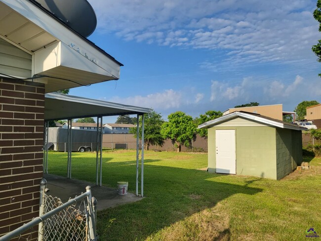 Building Photo - 303 Laverne Dr