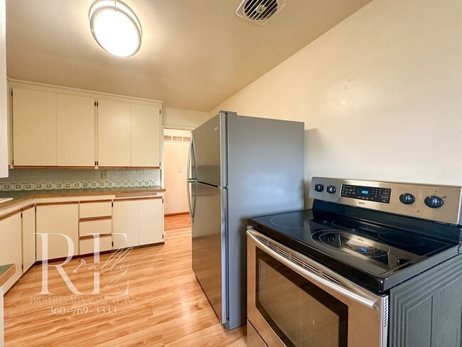 Building Photo - Enjoy Breathtaking Sunsets in the Heart of Manette