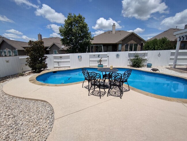 Building Photo - Beautiful 4 bedroom with a pool!!!