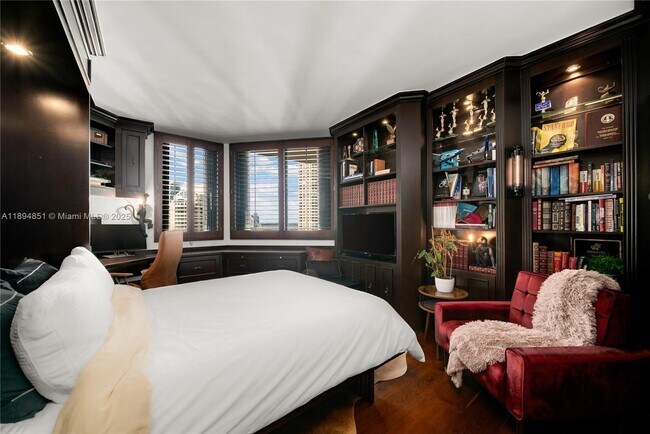 Building Photo - 520 Brickell Key Dr