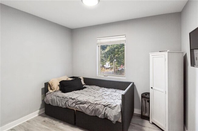 Building Photo - 561 Formwalt St SW