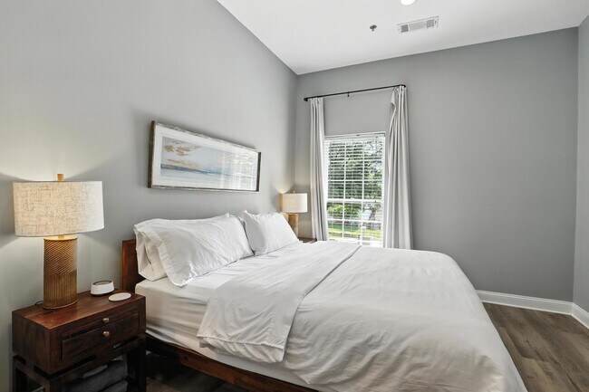 Building Photo - North Thomas 472-492