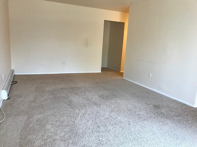 Living room with deck - 1408 Cherry Hill Dr