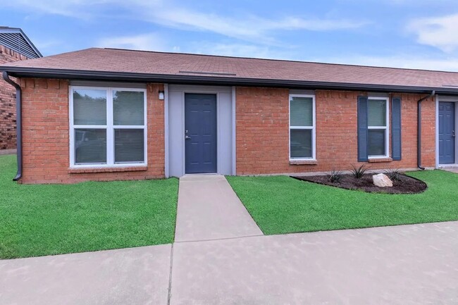 Building Photo - 900 Westwood Dr