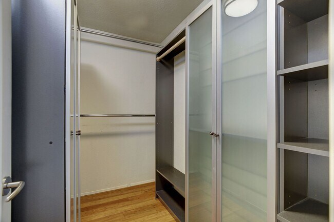 Building Photo - $3200 / Fabulous 2br / 2ba condo (Bankers ...