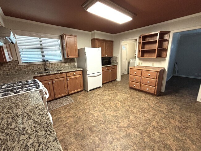 Building Photo - GREAT STARTER HOME IN CENTRAL BOSSIER