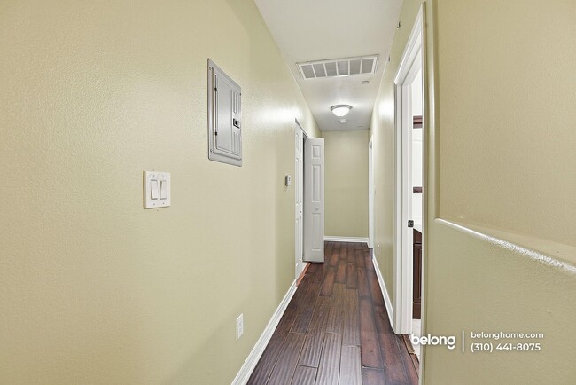 Building Photo - 1614 W 39th Pl