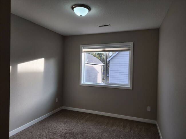 Building Photo - FIRST  FULL  MONTH'S   RENT  FREE     Lovely 2019 single-family home in Newberg