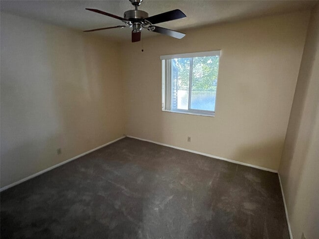 Building Photo - 407 Gardens Dr