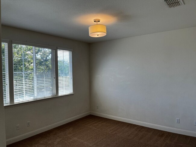 Building Photo - Executive 4 Bedroom, 2.5 Bathroom 2100 Sqf...