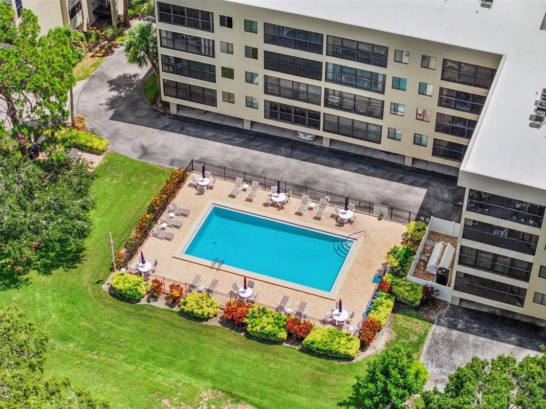 Building Photo - 1942 Golf View Dr