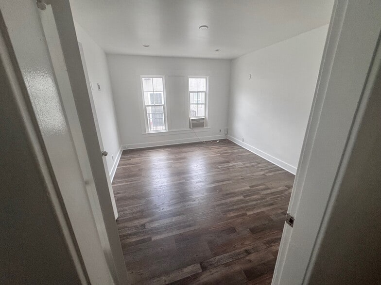 Secondary Bedroom - 1261 1/2 S Plymouth Blvd