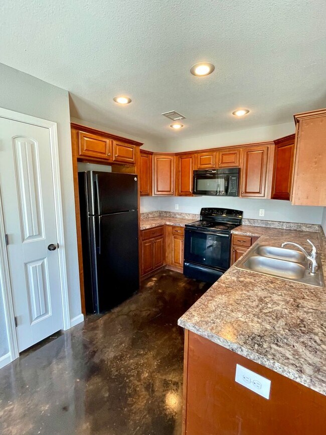 Building Photo - 3/2 off Richardson Dr. South side of Jonesboro