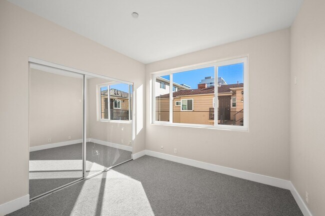 Building Photo - Stunning Remodeled Condo with Views in Banker's Hill