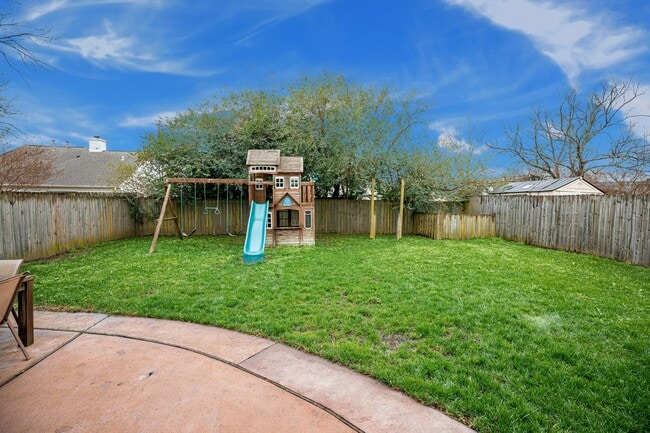 Building Photo - Spacious 4 Bedroom 3 Bath Home
