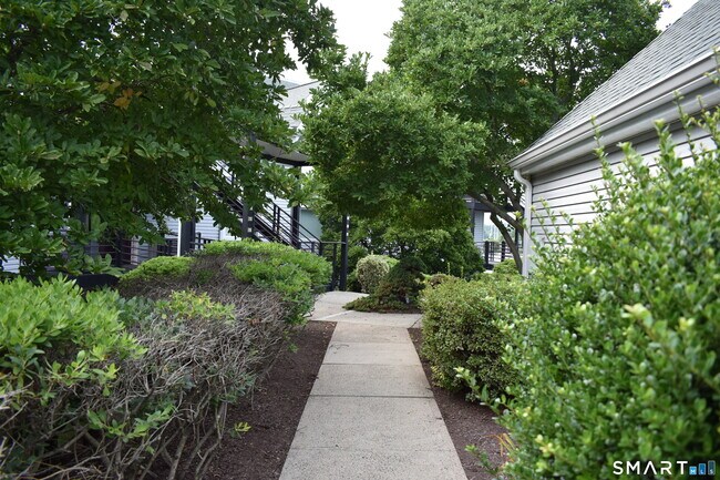 Building Photo - 735 Popes Island Rd
